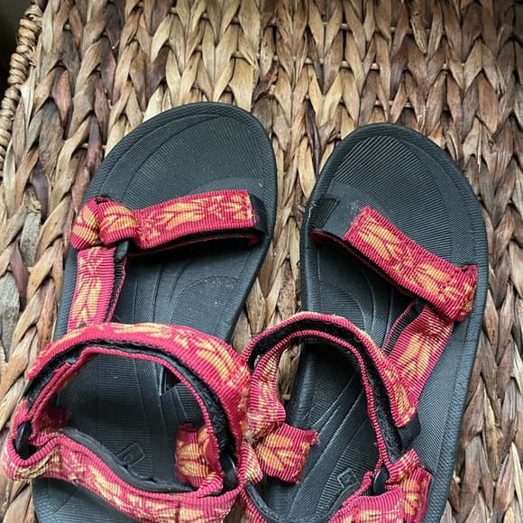 Teva Hurricane XLT2 Kids Sandals Red Yellow Durable Outdoor Size 1 waterproof - Picture 4 of 5